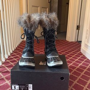 Sorel Black and grey Joan of Artic waterproof/insulated snow boots. Size 8